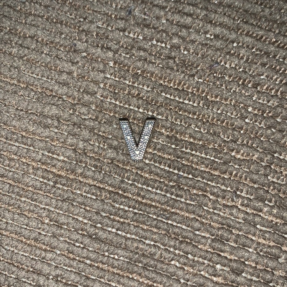 “V” pandora charm